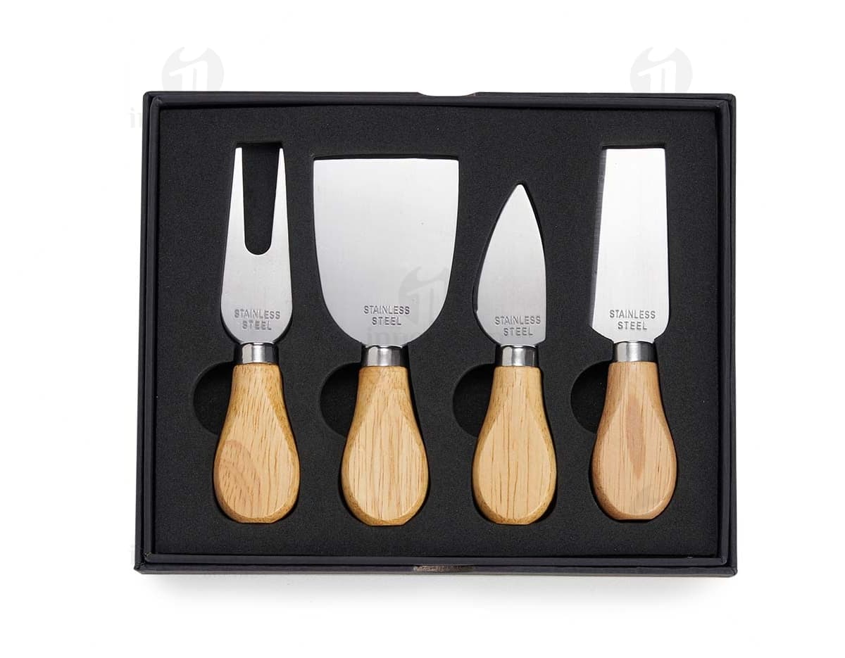 Kit Queijo 4 Peças em tom de madeira, contendo faca, garfo, espátula e tábua de queijos. Kit Queijo 4 Peças em tom de madeira, contendo faca, garfo, espátula e tábua de queijos.
