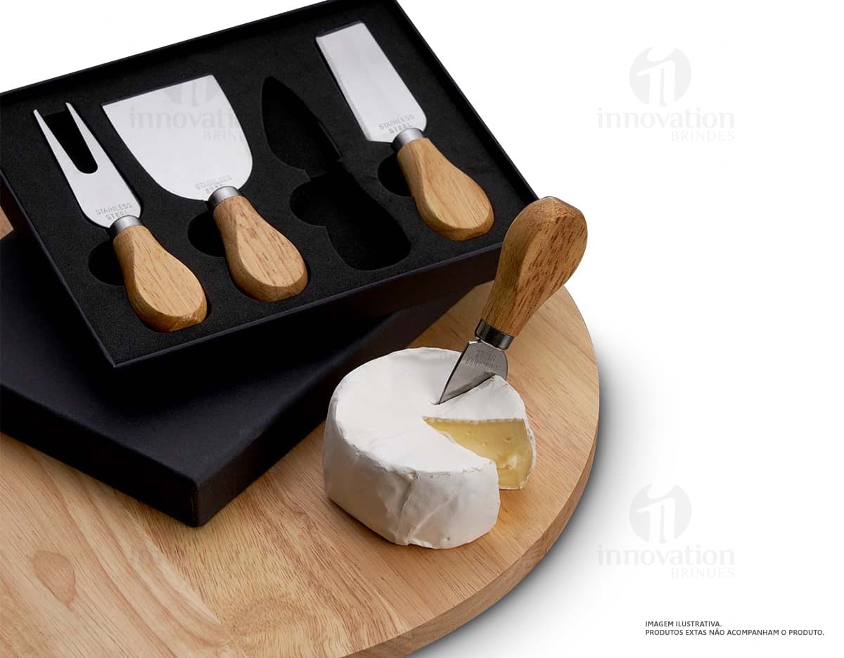 Kit Queijo 4 Peças contendo faca, cortador, garfo e tábua de madeira. Kit Queijo 4 Peças contendo faca, cortador, garfo e tábua de madeira.