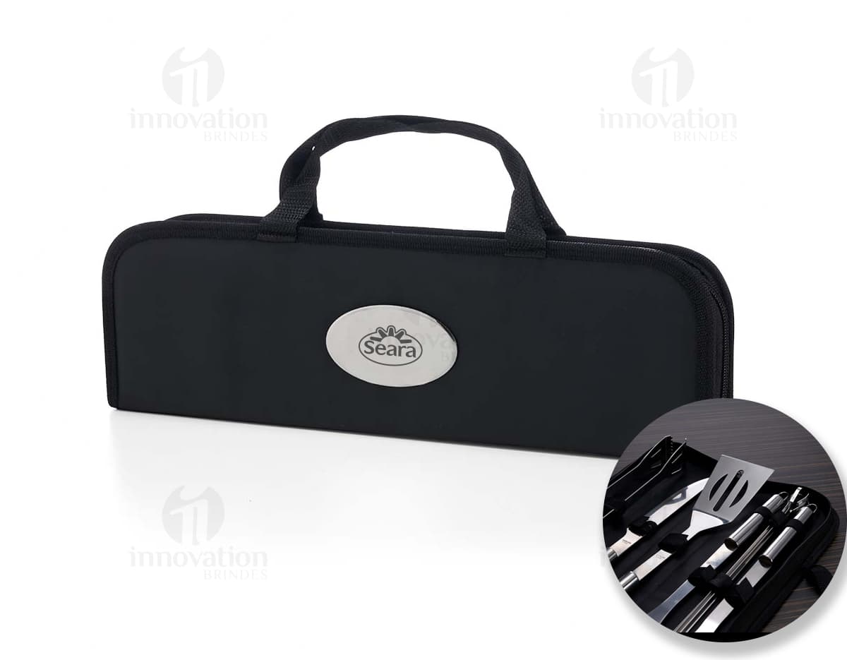 Kit Churrasco 9 Peças em aço inoxidável, contendo faca, garfo, espátula, pegador, escova de limpeza, luva térmica, tábua de corte e estojo. Kit Churrasco 9 Peças em aço inoxidável, contendo faca, garfo, espátula, pegador, escova de limpeza, luva térmica, tábua de corte e estojo.