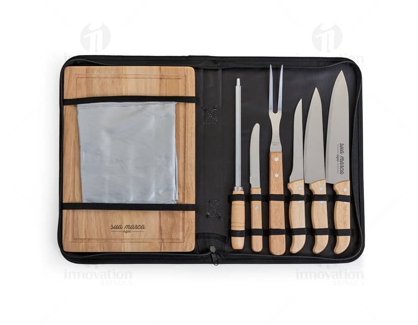 Kit Churrasco 8 Peças contendo faca, garfo, espátula, pegador, escova, garfo trinchante, faca trinchante e maleta de transporte.