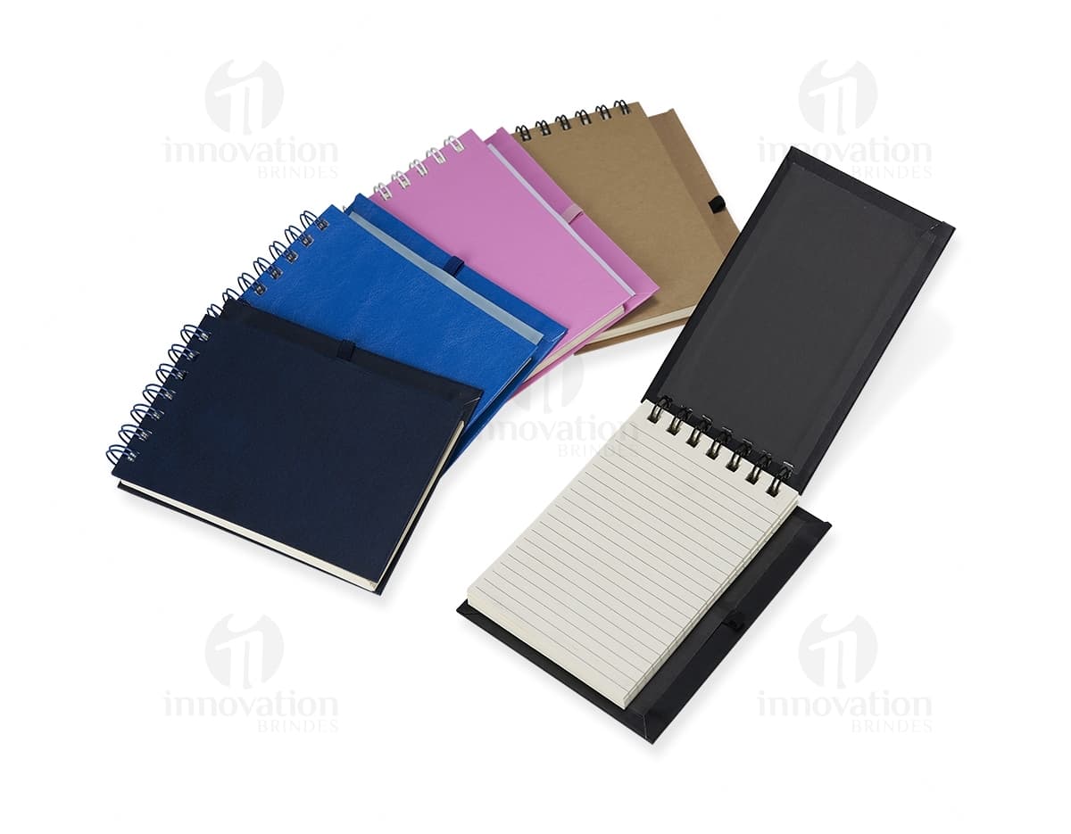 Kit com 6 porta copos em formato circular, feitos de cerâmica de cores variadas: azul, rosa, verde, amarelo, laranja e branco. Cada porta copo possui uma estampa de desenho geométrico. Kit com 6 porta copos em formato circular, feitos de cerâmica de cores variadas: azul, rosa, verde, amarelo, laranja e branco. Cada porta copo possui uma estampa de desenho geométrico.