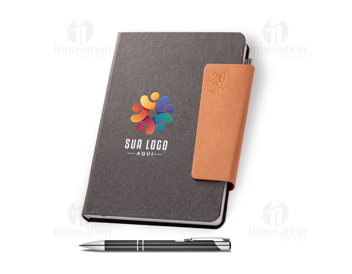 Kit com 6 porta copos de cores diferentes em forma de círculos sobre uma mesa de madeira. Kit com 6 porta copos de cores diferentes em forma de círculos sobre uma mesa de madeira.