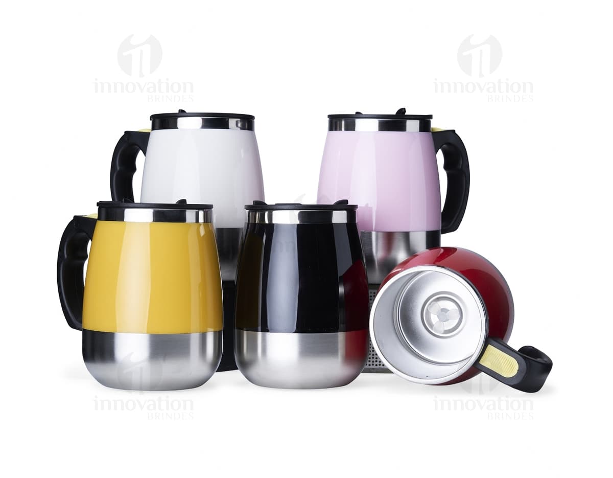 Caneca com Misturador 350ml na cor vermelha, feita de plástico resistente. Presente em um fundo branco. Caneca com Misturador 350ml na cor vermelha, feita de plástico resistente. Presente em um fundo branco.