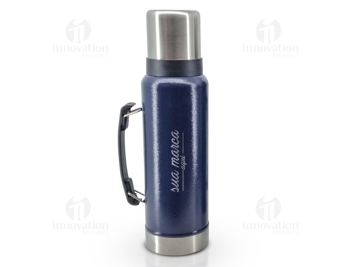 Garrafa térmica de 1,4 litro de capacidade em inox escovado, com tampa rosqueável e alça de transporte. Garrafa térmica de 1,4 litro de capacidade em inox escovado, com tampa rosqueável e alça de transporte.