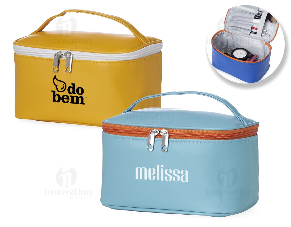 Necessaire impermeável PU com compartimentos para armazenar objetos, feita em plástico resistente. Possui alça para transporte e design clean em amarelo. Ideal para organizar itens de higiene pessoal em viagens ou no dia a dia. Necessaire impermeável PU com compartimentos para armazenar objetos, feita em plástico resistente. Possui alça para transporte e design clean em amarelo. Ideal para organizar itens de higiene pessoal em viagens ou no dia a dia.