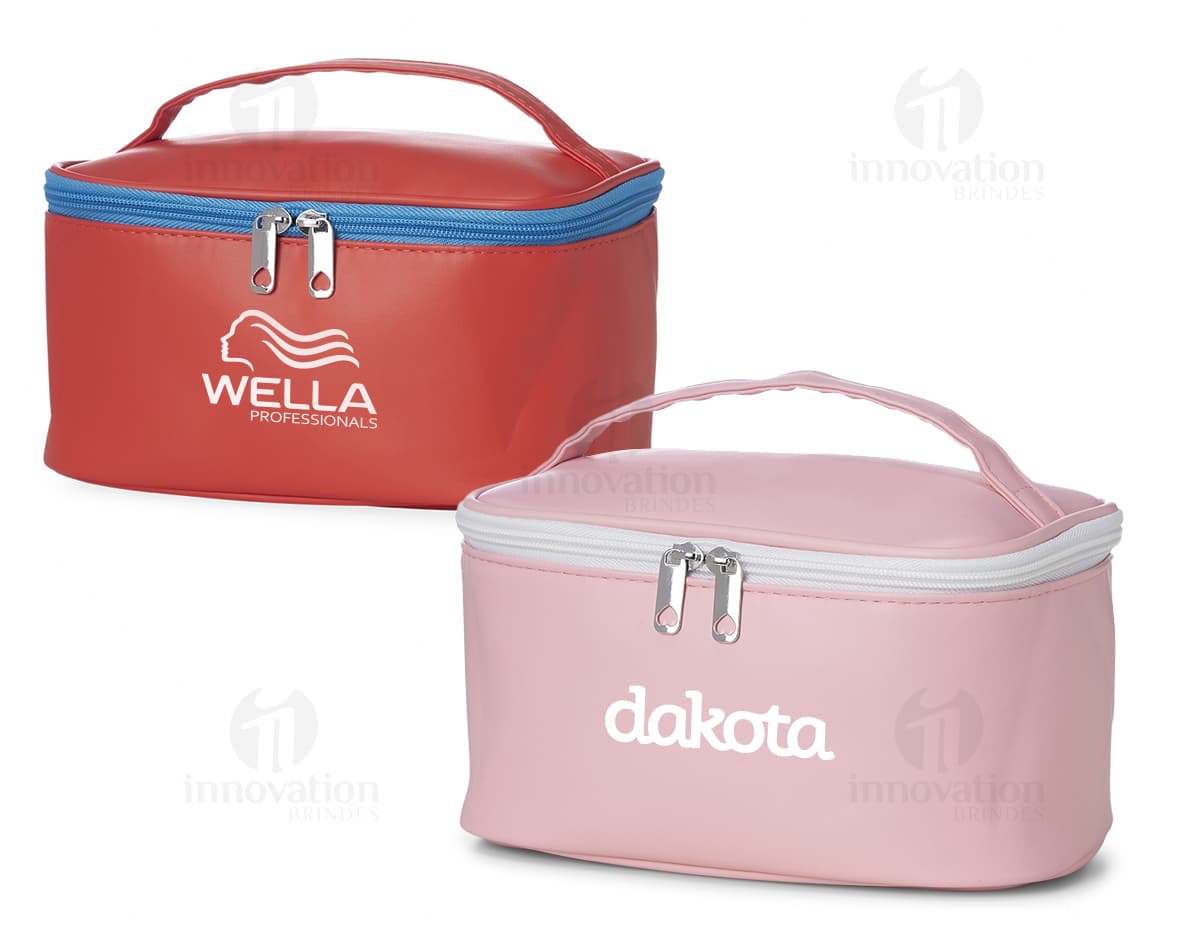 Necessaire impermeável PU na cor rosa com compartimentos organizadores, alça e zíper. Necessaire impermeável PU na cor rosa com compartimentos organizadores, alça e zíper.