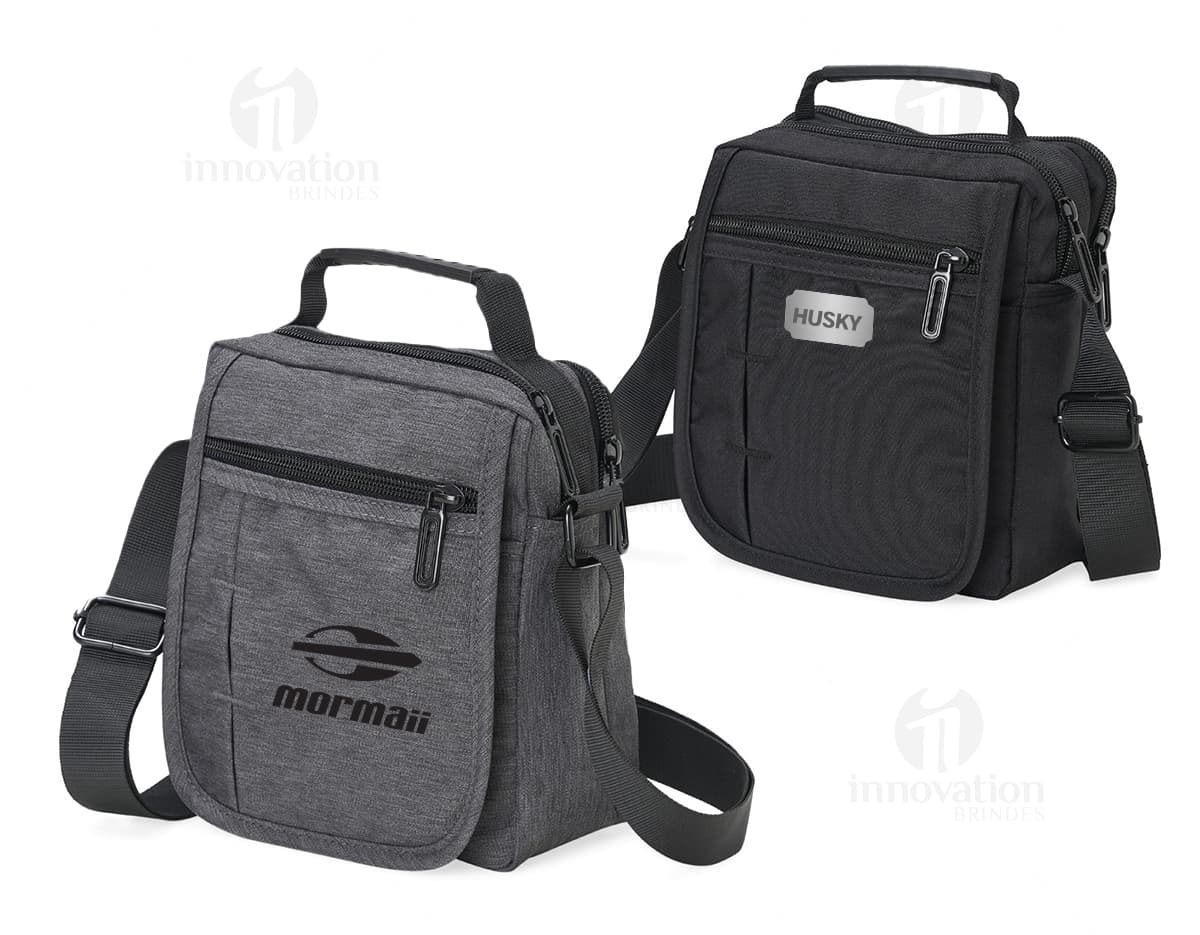 Bolsa de ombro de couro preto com alça, zíper e diversos compartimentos. Ideal para viagens de negócios, viagens a lazer ou uso diário. Estilo moderno e elegante, perfeito para carregar objetos pessoais, dinheiro, câmera e outros acessórios. Bolsa de ombro de couro preto com alça, zíper e diversos compartimentos. Ideal para viagens de negócios, viagens a lazer ou uso diário. Estilo moderno e elegante, perfeito para carregar objetos pessoais, dinheiro, câmera e outros acessórios.