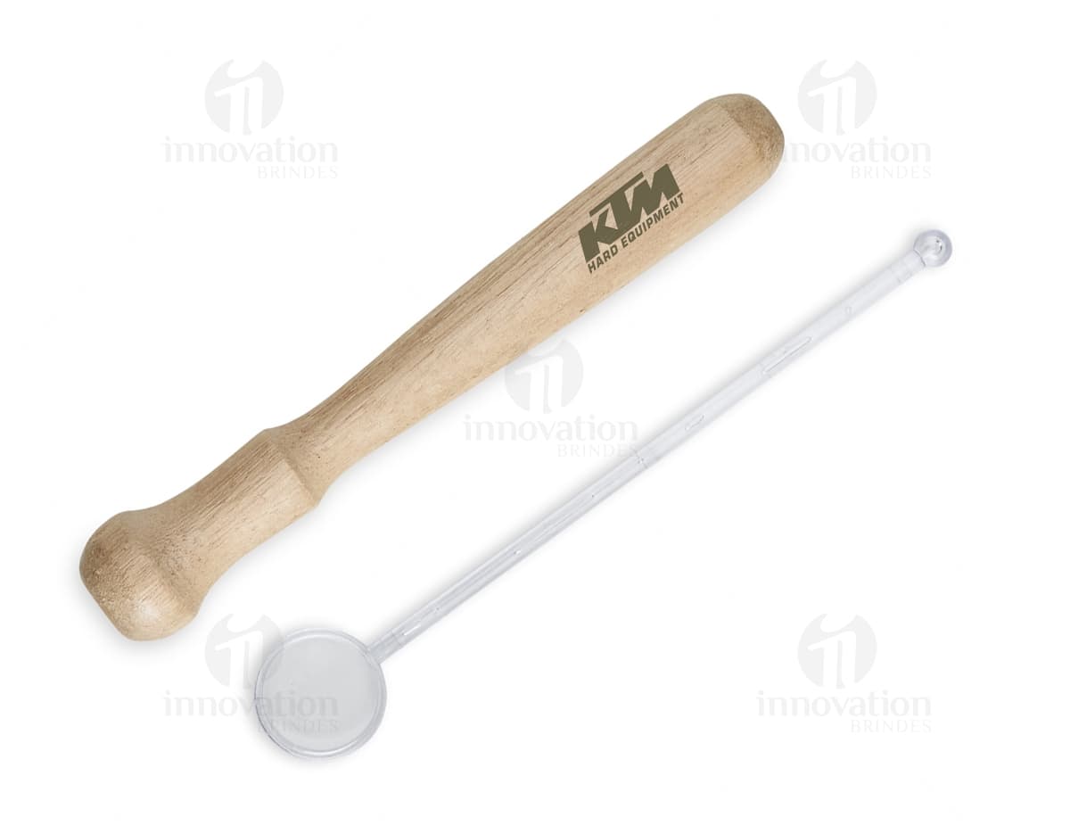 Kit caipirinha composto por copo, socador, faca e tábua de madeira. Kit caipirinha composto por copo, socador, faca e tábua de madeira.