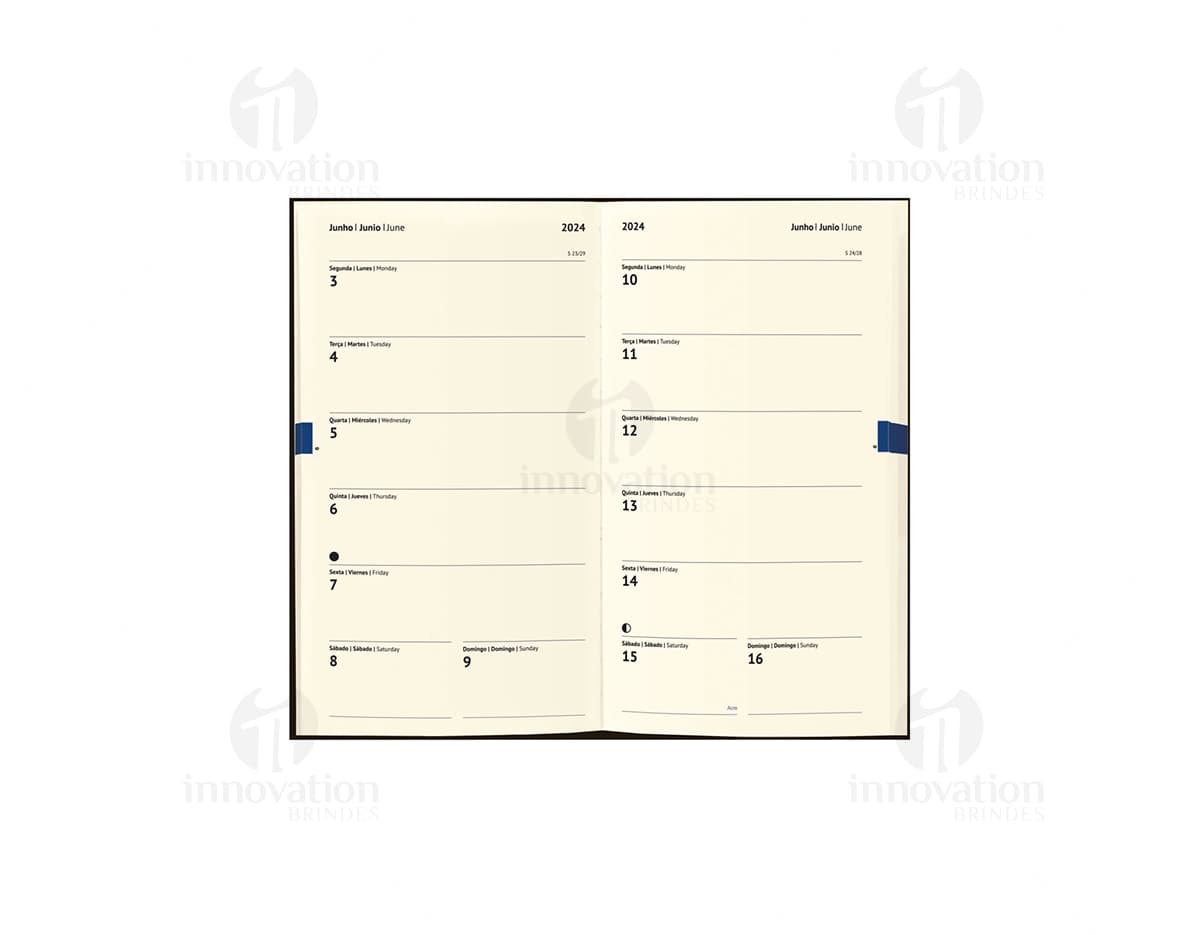 Kit com 6 porta copos em formato quadrado, feitos de madeira em tons de marrom e azul. Cada porta copo tem um desenho diferente de frutas tropicais. Kit com 6 porta copos em formato quadrado, feitos de madeira em tons de marrom e azul. Cada porta copo tem um desenho diferente de frutas tropicais.