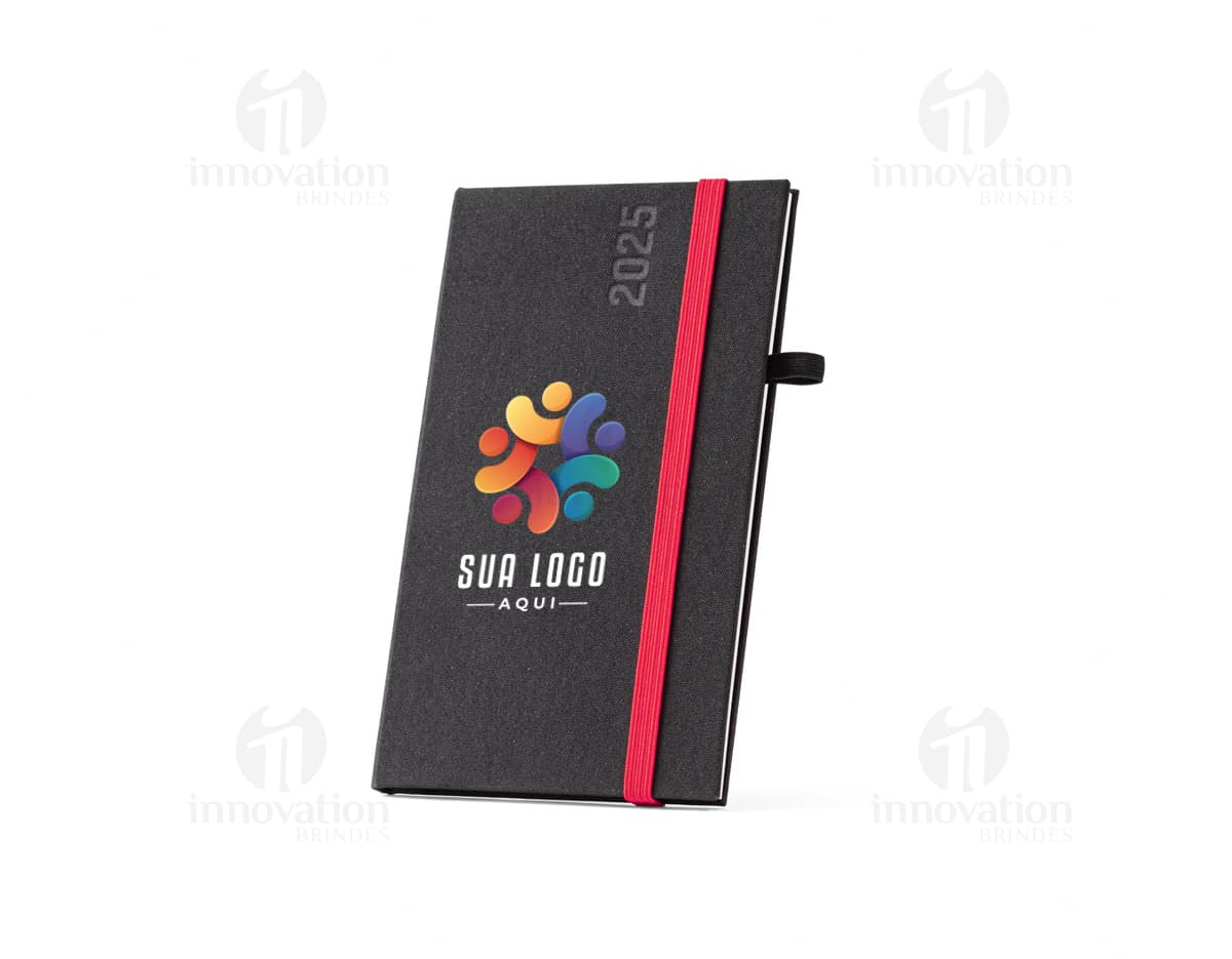 Kit com 6 porta copos redondos de diferentes cores e estampas em cima de uma mesa de madeira. Kit com 6 porta copos redondos de diferentes cores e estampas em cima de uma mesa de madeira.