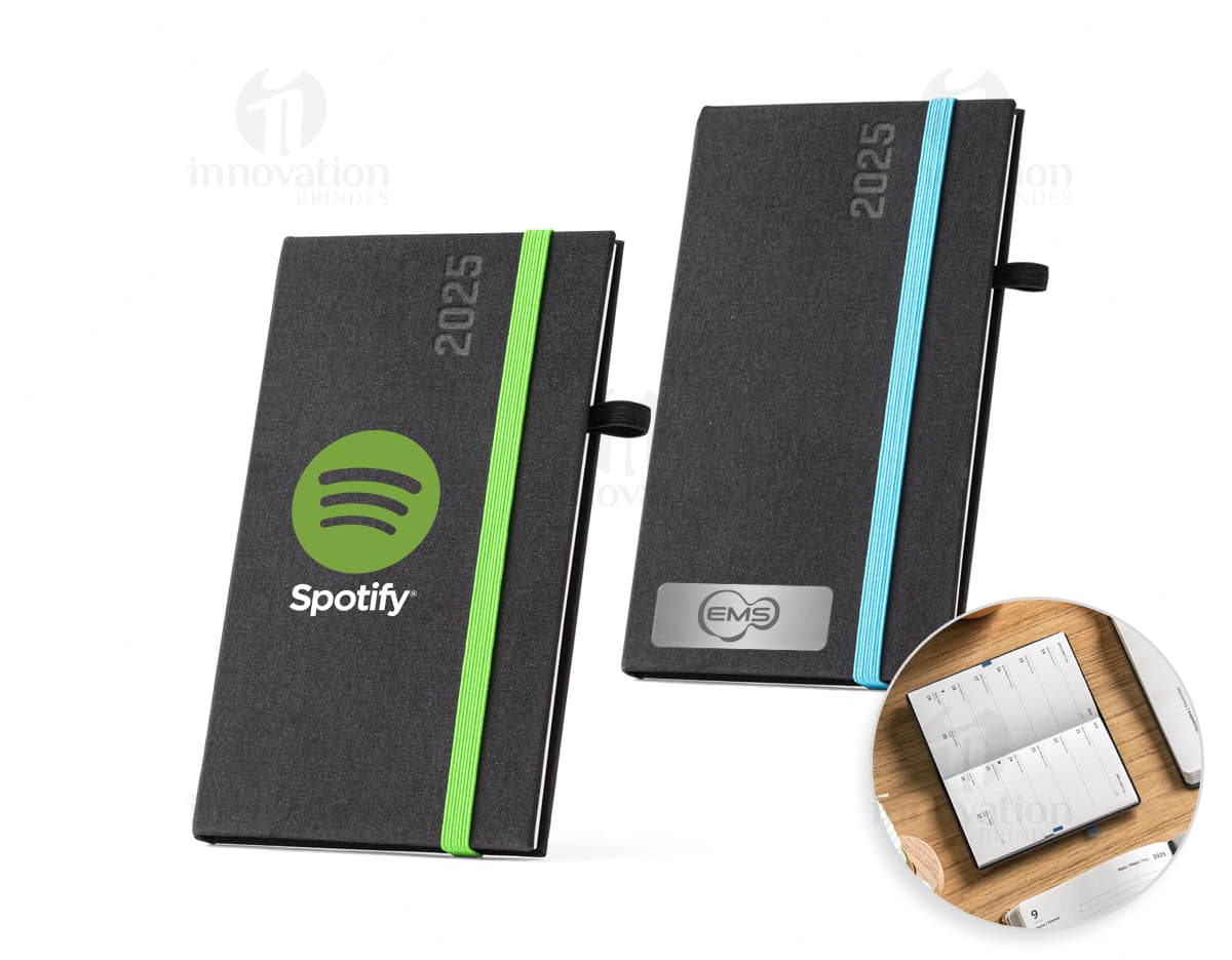 Kit com 6 porta copos redondos de diferentes cores e estampas em cima de uma mesa de madeira. Kit com 6 porta copos redondos de diferentes cores e estampas em cima de uma mesa de madeira.