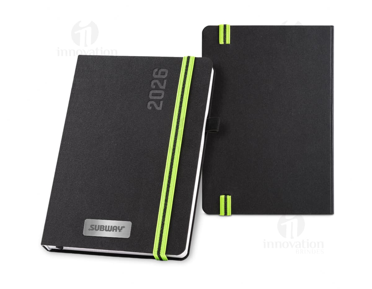 Kit com 6 porta copos de diferentes cores e estampas, dispostos em uma mesa de madeira. Kit com 6 porta copos de diferentes cores e estampas, dispostos em uma mesa de madeira.