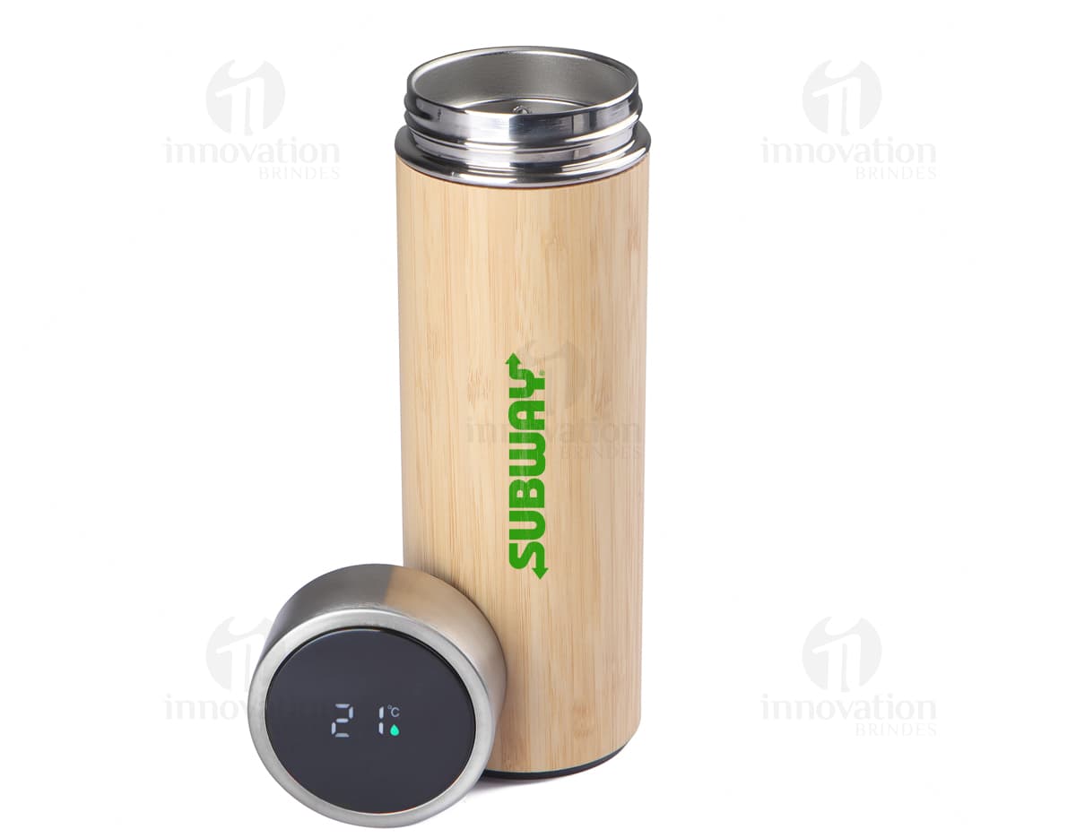 Garrafa térmica com display LED, moderna e com design elegante. Ideal para armazenar líquidos quentes ou frios. Feita de metal e vidro, proporcionando durabilidade e resistência. Perfeita para manter a temperatura de bebidas ou alimentos. Garrafa térmica com display LED, moderna e com design elegante. Ideal para armazenar líquidos quentes ou frios. Feita de metal e vidro, proporcionando durabilidade e resistência. Perfeita para manter a temperatura de bebidas ou alimentos.