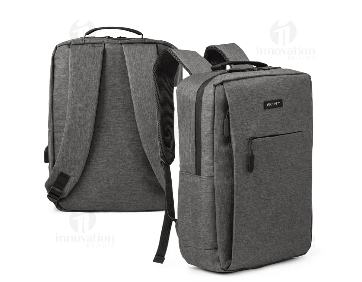 Manta azul de textura macia e estampada com desenhos geométricos em tons de cinza. Manta azul de textura macia e estampada com desenhos geométricos em tons de cinza.