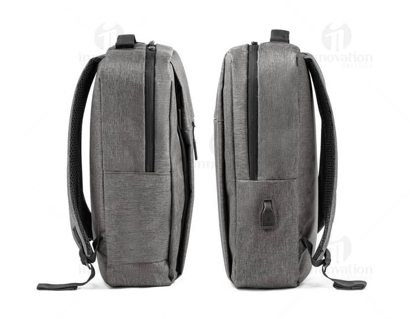 Mochila 300D com placa personalizável em destaque.