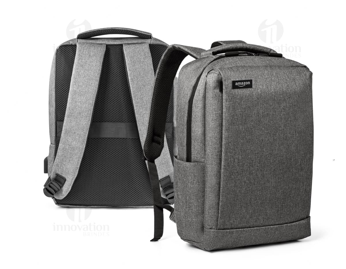 Mochila 300D com placa personalizável em destaque. Mochila 300D com placa personalizável em destaque.