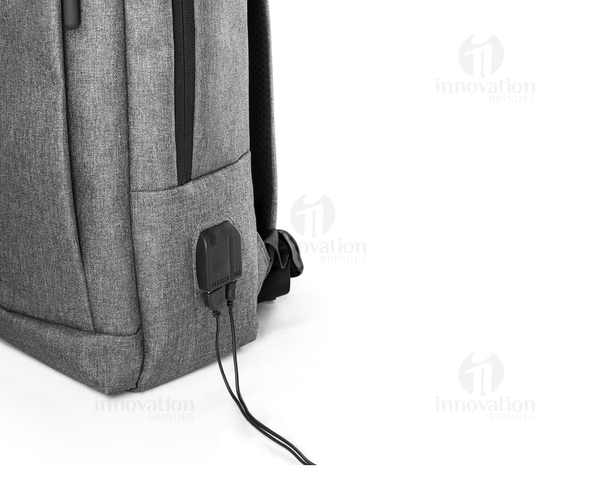 Mochila preta para notebook com saída de fone de ouvido. Mochila preta para notebook com saída de fone de ouvido.
