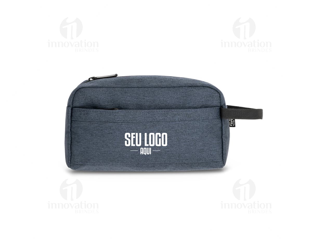 Necessaire 600D de alta densidade forrada em tecido resistente, ideal para organizar seus itens de higiene e beleza. Necessaire 600D de alta densidade forrada em tecido resistente, ideal para organizar seus itens de higiene e beleza.