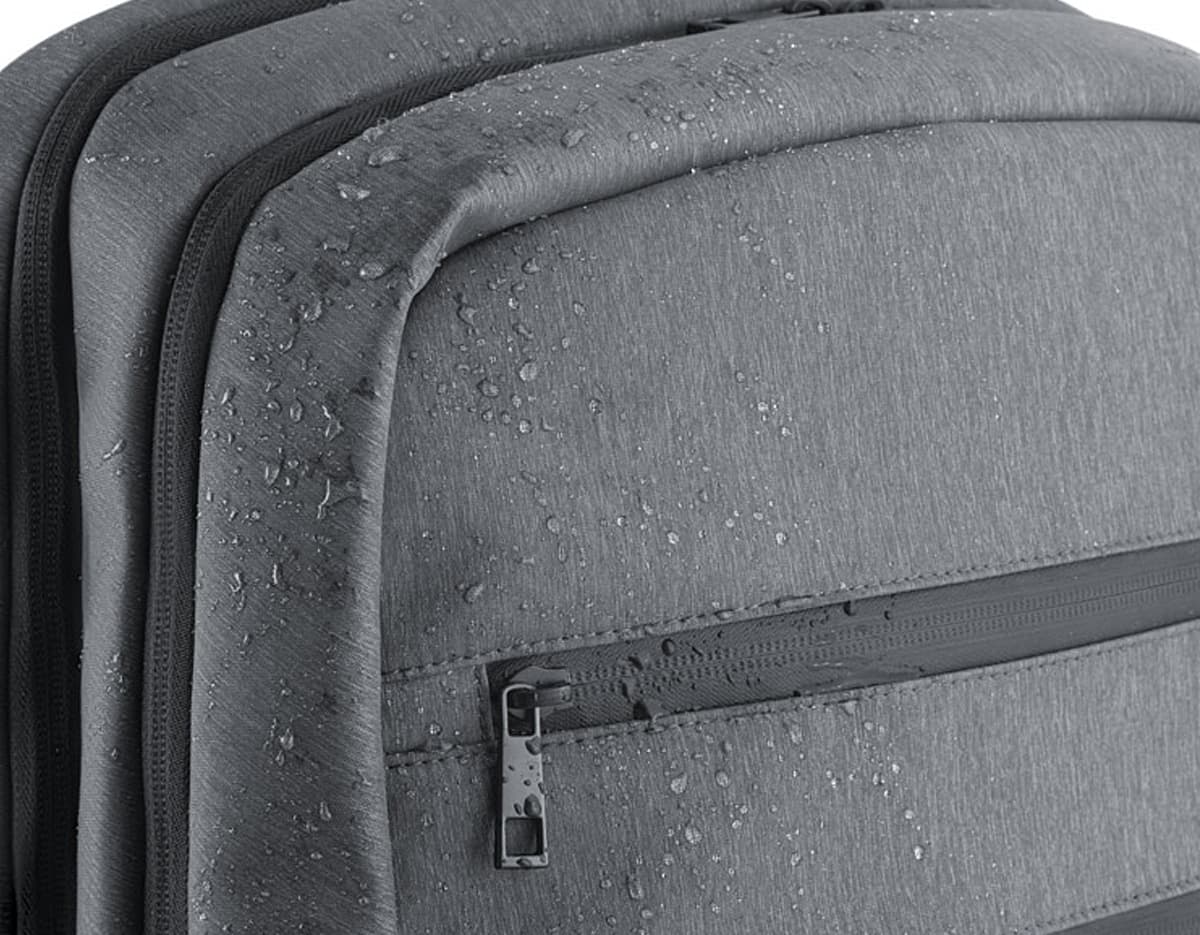 Mochila de poliéster para notebook com placa acoplada. Mochila de poliéster para notebook com placa acoplada.