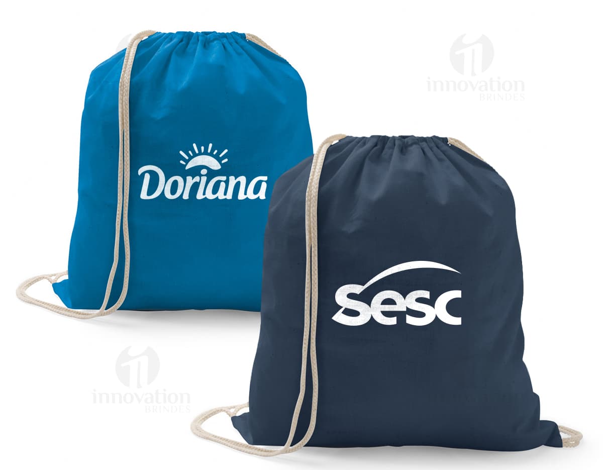 "A imagem mostra uma sacola tipo mochila de cor preta com alças ajustáveis e fecho de cordão. O produto parece ser feito de material resistente e possui um bolso frontal com zíper." "A imagem mostra uma sacola tipo mochila de cor preta com alças ajustáveis e fecho de cordão. O produto parece ser feito de material resistente e possui um bolso frontal com zíper."