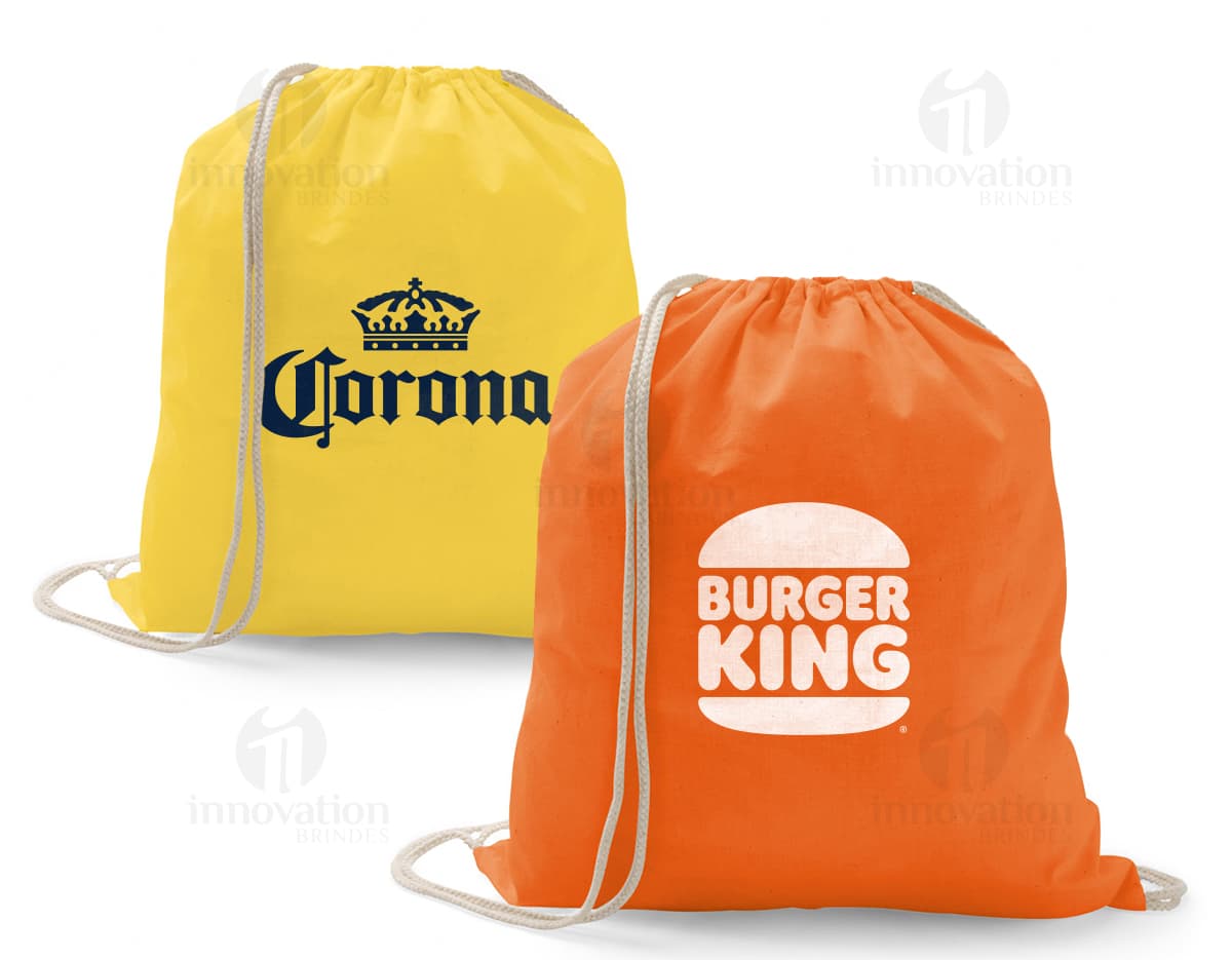 Sacola tipo mochila na cor preta, feita de material resistente, com alças ajustáveis e compartimento principal espaçoso. Sacola tipo mochila na cor preta, feita de material resistente, com alças ajustáveis e compartimento principal espaçoso.
