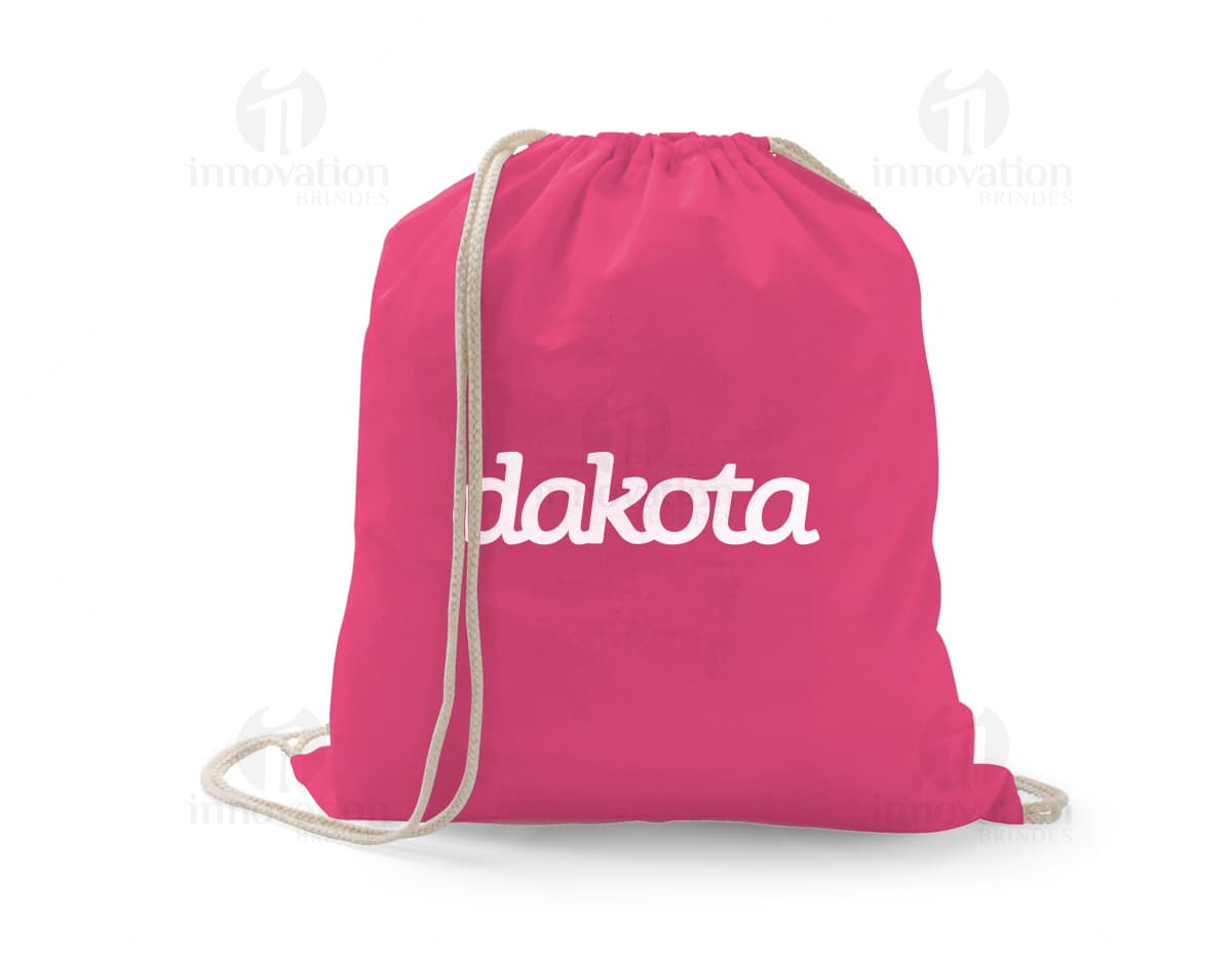 Sacola tipo mochila em cor preta, feita de material resistente e alças ajustáveis. Sacola tipo mochila em cor preta, feita de material resistente e alças ajustáveis.