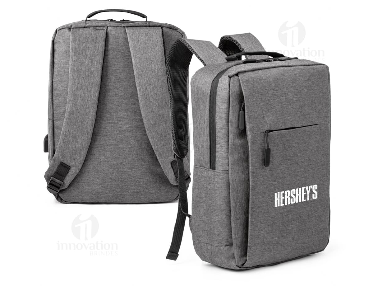 Mochila 300D cinza com bolsos e entrada USB. Mochila 300D cinza com bolsos e entrada USB.