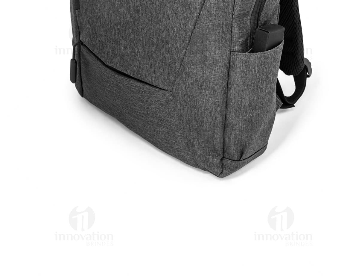 Mochila Notebook 900D Bolso Forrado USB na cor preta, ideal para transporte seguro de notebooks e equipamentos eletrônicos. Mochila Notebook 900D Bolso Forrado USB na cor preta, ideal para transporte seguro de notebooks e equipamentos eletrônicos.