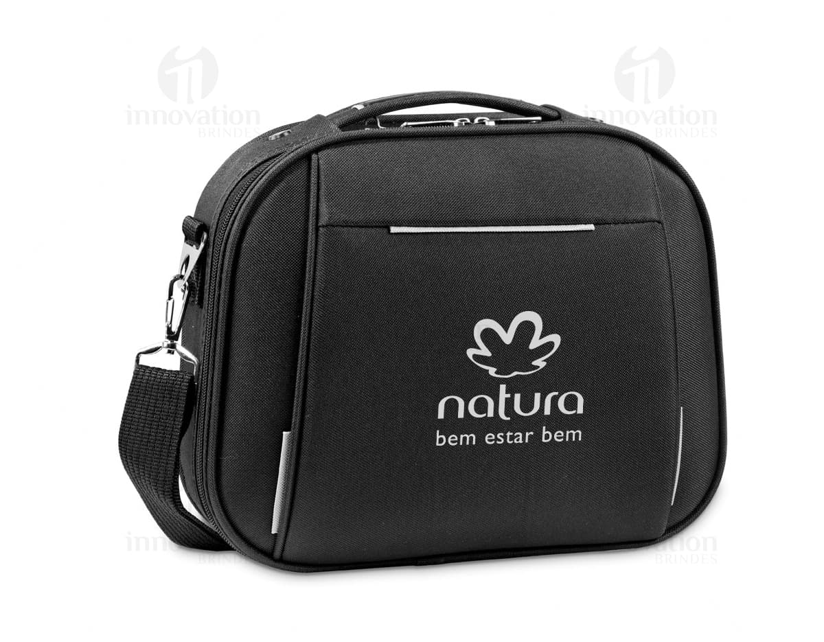 Mala de viagem pequena de tecido ABS com detalhes em couro preto, ideal para guardar dinheiro, documentos e equipamentos de trabalho. O acessório moderno e durável é perfeito para viagens de negócios e possui compartimentos internos para organizar objetos pessoais. Mala de viagem pequena de tecido ABS com detalhes em couro preto, ideal para guardar dinheiro, documentos e equipamentos de trabalho. O acessório moderno e durável é perfeito para viagens de negócios e possui compartimentos internos para organizar objetos pessoais.