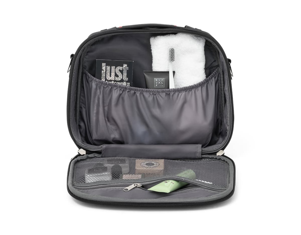 Mala de viagem pequena com tecido lateral em ABS, ideal para transporte de equipamentos de negócios e tecnologia. Objeto moderno e leve, com rodas que facilitam o deslocamento. Produto prático para armazenar e transportar itens em viagens ou no escritório. Coloração preta e metalizada, com design aerodinâmico e detalhes em aço. Mala de viagem pequena com tecido lateral em ABS, ideal para transporte de equipamentos de negócios e tecnologia. Objeto moderno e leve, com rodas que facilitam o deslocamento. Produto prático para armazenar e transportar itens em viagens ou no escritório. Coloração preta e metalizada, com design aerodinâmico e detalhes em aço.