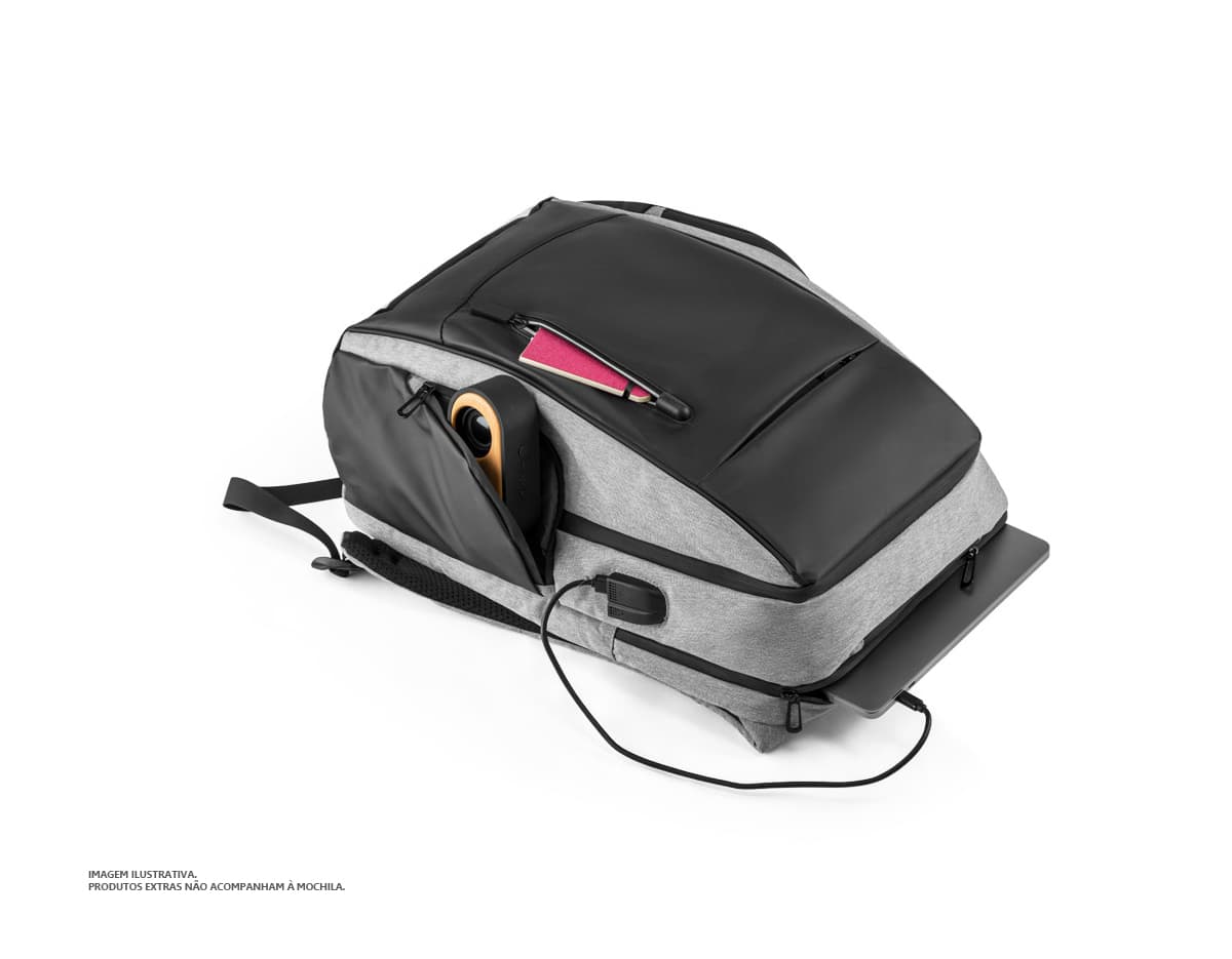Mochila Notebook 17" c/ Bolsos: Imagem de um produto moderno e prático, ideal para transportar equipamentos eletrônicos como computador, mouse e acessórios de trabalho. A mochila possui diversos compartimentos para organização e proteção dos objetos, garantindo segurança durante o transporte. Confeccionada em material resistente, com design elegante e detalhes em cinza e prata. Ideal para uso em ambientes de trabalho, negócios e transporte de forma segura e prática. Mochila Notebook 17" c/ Bolsos: Imagem de um produto moderno e prático, ideal para transportar equipamentos eletrônicos como computador, mouse e acessórios de trabalho. A mochila possui diversos compartimentos para organização e proteção dos objetos, garantindo segurança durante o transporte. Confeccionada em material resistente, com design elegante e detalhes em cinza e prata. Ideal para uso em ambientes de trabalho, negócios e transporte de forma segura e prática.