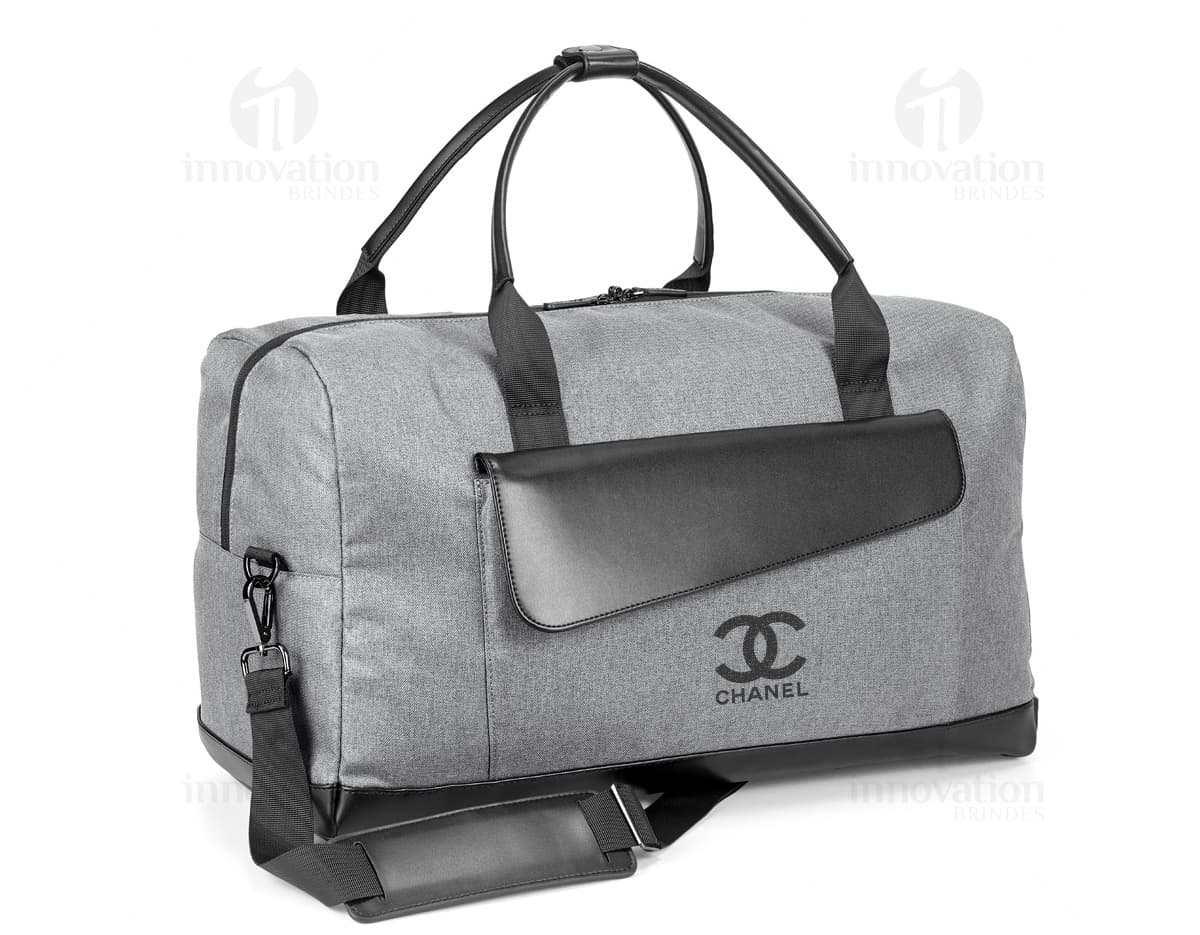Bolsa de viagem azul marinho com alça ajustável, bolso frontal com zíper e logo da marca bordado. Bolsa de viagem azul marinho com alça ajustável, bolso frontal com zíper e logo da marca bordado.