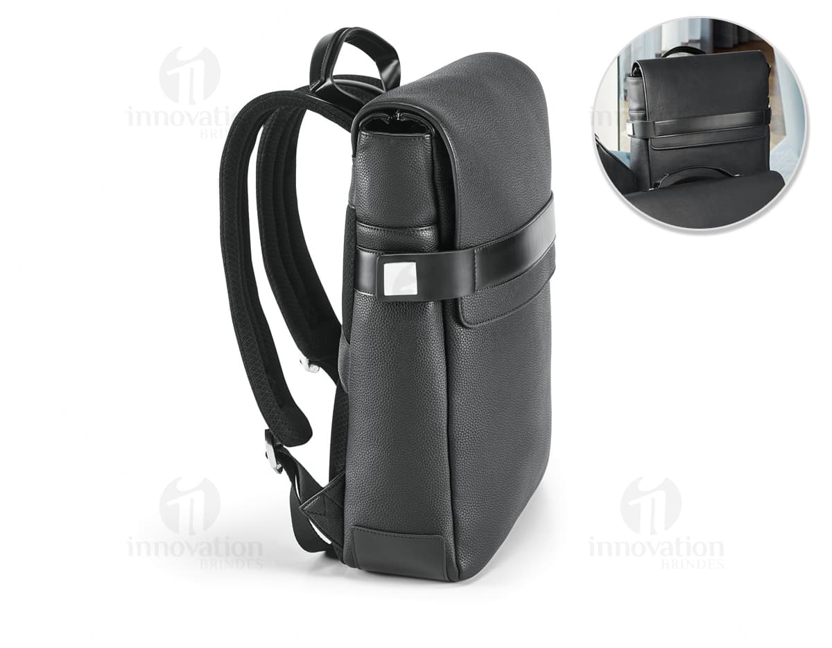 Mochila 600D com Bolso e Almofadada em couro preto, moderna e elegante, perfeita para viagens de negócios. Possui alça de transporte, zíper, bolsos de armazenamento, sendo um ótimo acessório pessoal para guardar objetos e dinheiro de forma segura durante a jornada. Mochila 600D com Bolso e Almofadada em couro preto, moderna e elegante, perfeita para viagens de negócios. Possui alça de transporte, zíper, bolsos de armazenamento, sendo um ótimo acessório pessoal para guardar objetos e dinheiro de forma segura durante a jornada.