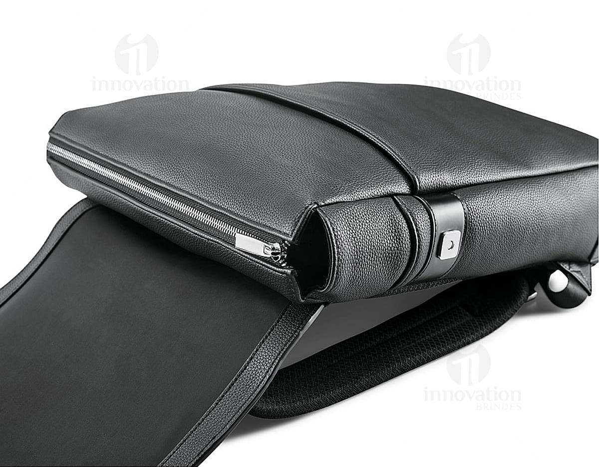 Mochila Empire com divisórias almofadadas em cor preta, vista de frente e aberta destacando a organização interna. Mochila Empire com divisórias almofadadas em cor preta, vista de frente e aberta destacando a organização interna.