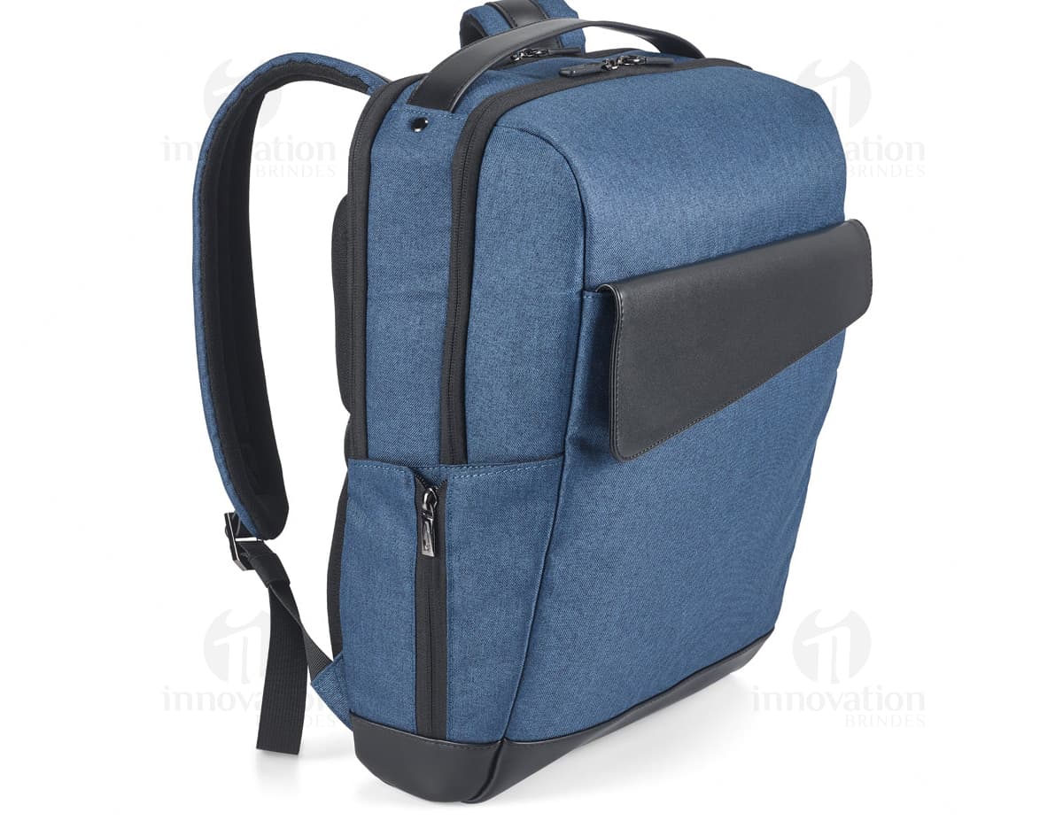 Bolsa de viagem azul marinho com alça ajustável, bolso frontal com zíper e logo da marca bordado. Bolsa de viagem azul marinho com alça ajustável, bolso frontal com zíper e logo da marca bordado.