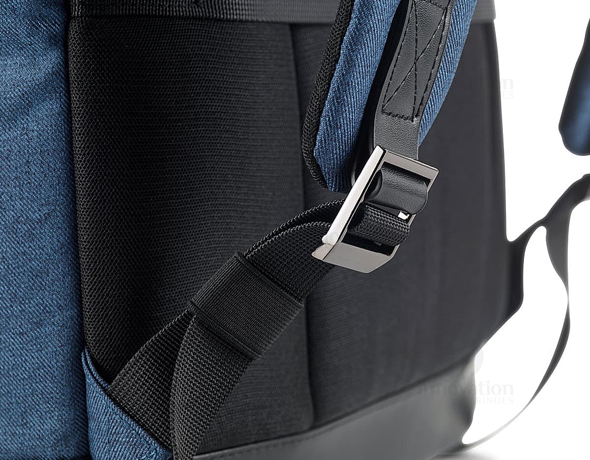 Mochila poliéster notebook central em cor cinza claro, possui compartimento acolchoado para notebook e alças ajustáveis. Mochila poliéster notebook central em cor cinza claro, possui compartimento acolchoado para notebook e alças ajustáveis.