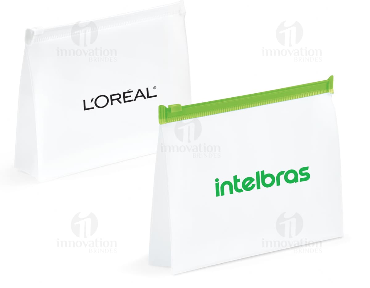 Estojo para caneta em PVC branco, com fecho de zíper e espaço para até 5 canetas. Estojo para caneta em PVC branco, com fecho de zíper e espaço para até 5 canetas.