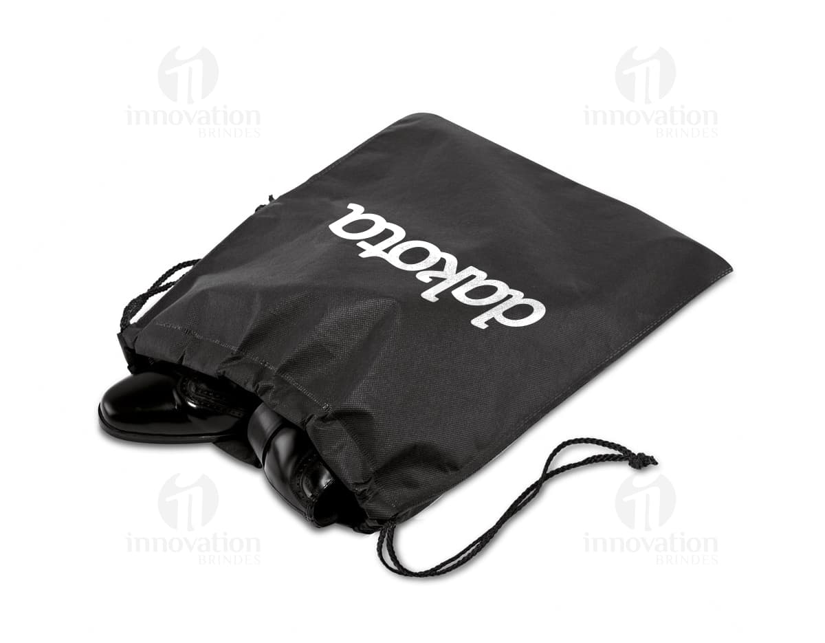 Bolsa para sapatos preta com fecho de zíper e alça ajustável. Bolsa para sapatos preta com fecho de zíper e alça ajustável.