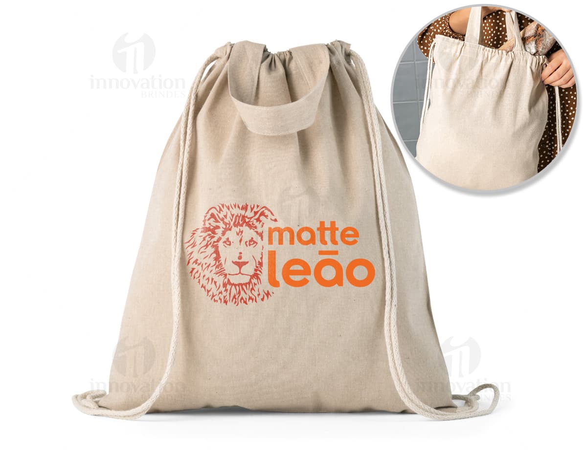 Sacola mochila algodão reciclado 140 g em cor verde com fecho de cordão e alças ajustáveis. Sacola mochila algodão reciclado 140 g em cor verde com fecho de cordão e alças ajustáveis.