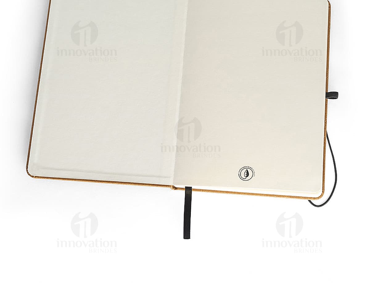 Caderno com fecho magnético preto e liso. Caderno com fecho magnético preto e liso.