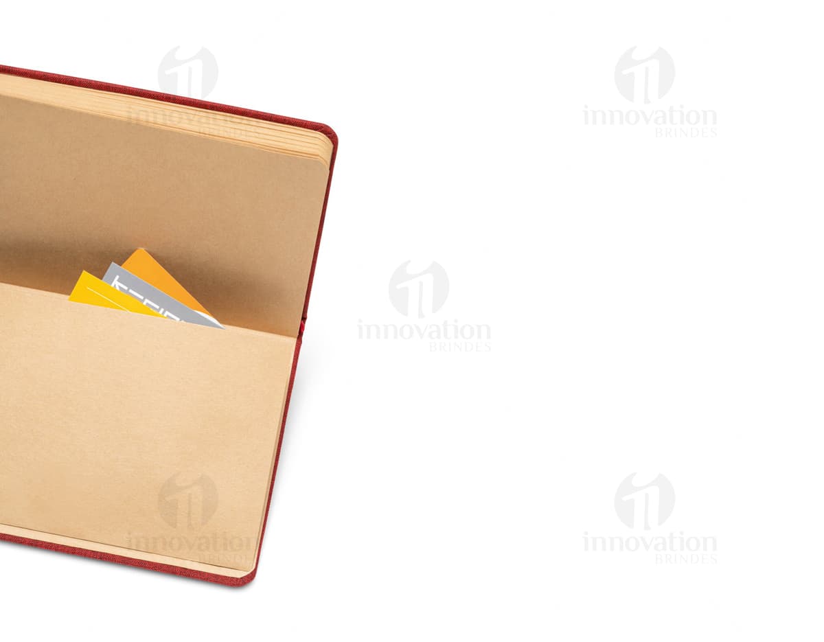Caderno com autoadesivo colorido contendo várias folhas de papel e diferentes tamanhos de etiquetas adesivas em destaque. Caderno com autoadesivo colorido contendo várias folhas de papel e diferentes tamanhos de etiquetas adesivas em destaque.