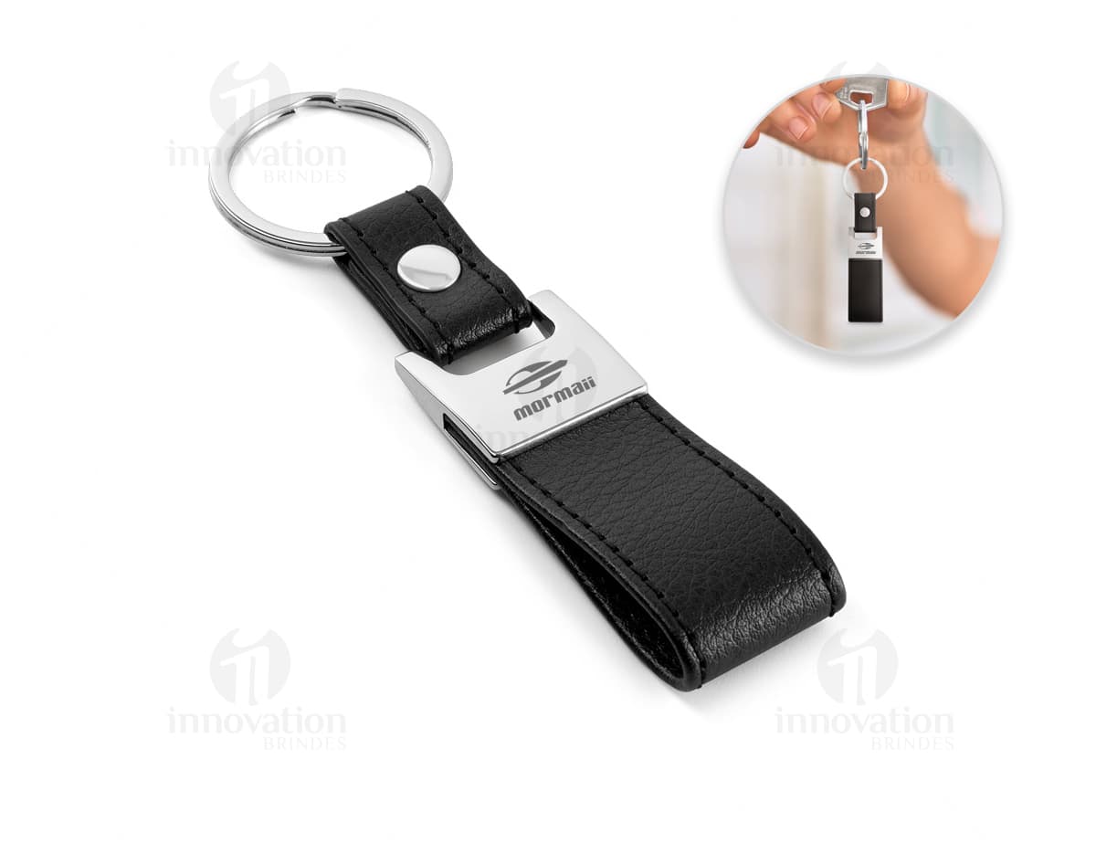 Chaveiro em couro sintético preto com detalhes em metal. Chaveiro em couro sintético preto com detalhes em metal.