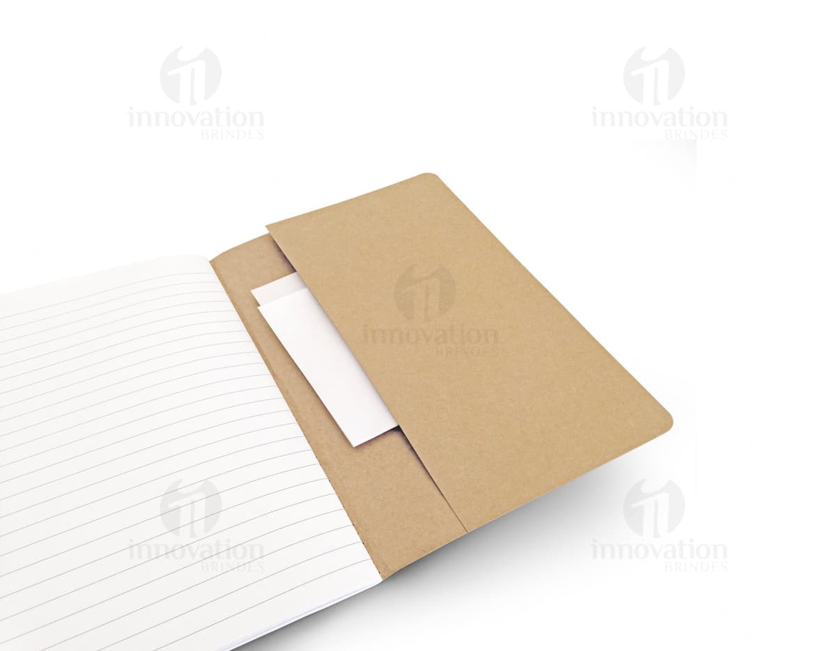 Caderno de couro sintético preto com fecho de botão e costura aparente. Caderno de couro sintético preto com fecho de botão e costura aparente.