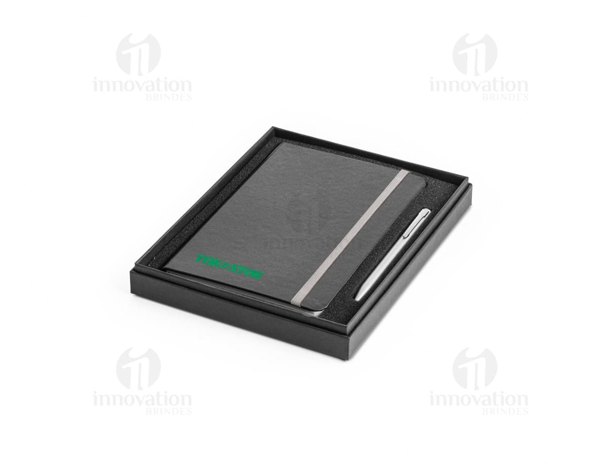 Kit com 6 porta copos pretos em formato quadrado, feitos de material resistente e antiderrapante. Cada porta copo possui uma estampa de um animal marinho diferente, como golfinho, tartaruga e peixe. Kit com 6 porta copos pretos em formato quadrado, feitos de material resistente e antiderrapante. Cada porta copo possui uma estampa de um animal marinho diferente, como golfinho, tartaruga e peixe.