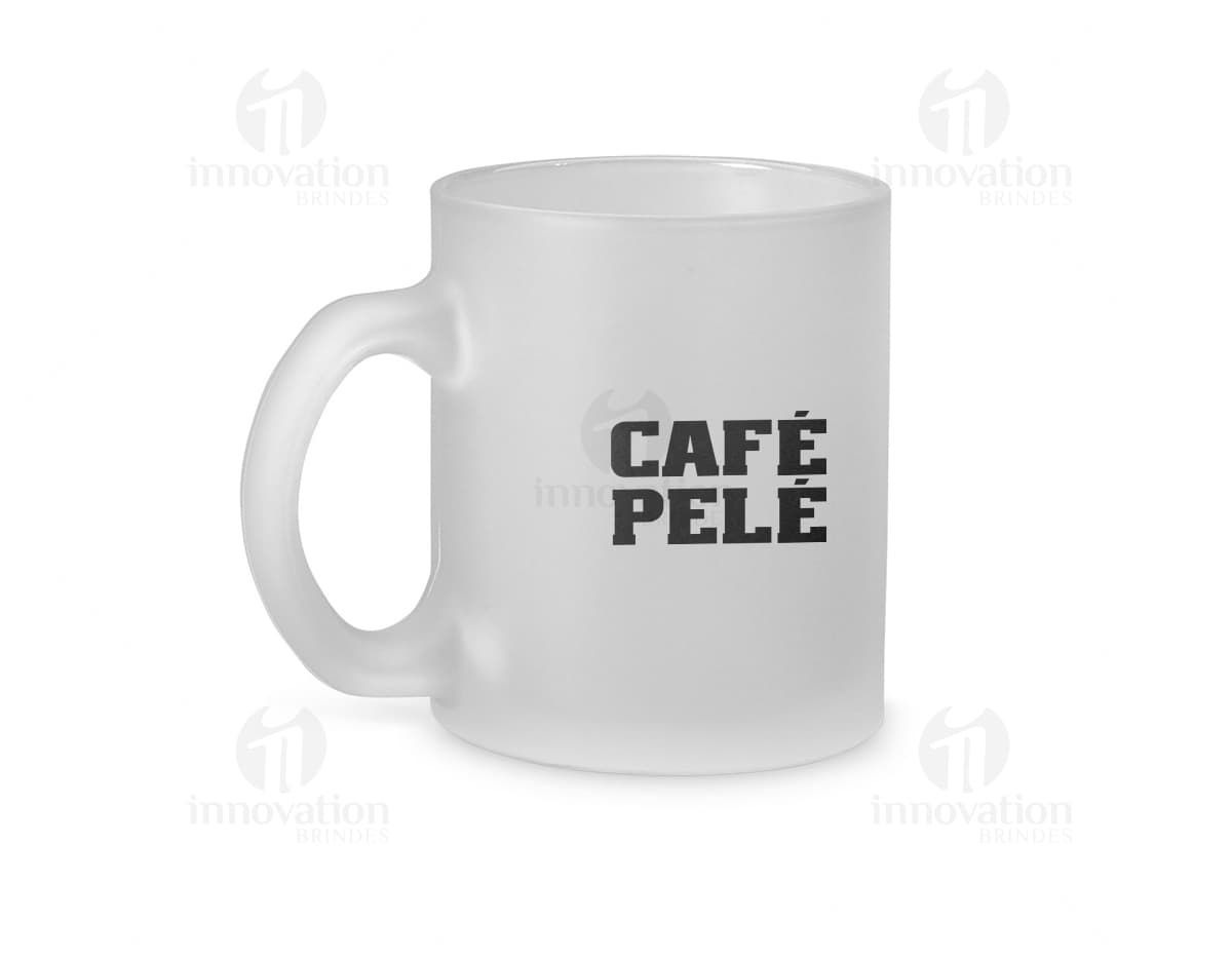 Caneca de vidro para café ou chá, vazia sobre a mesa com colher. Caneca de vidro para café ou chá, vazia sobre a mesa com colher.