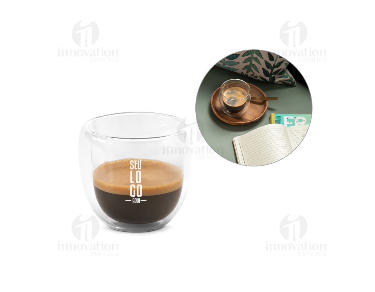 Conjunto de café composto por xícara, pires e bule em porcelana branca com detalhes em dourado. Conjunto de café composto por xícara, pires e bule em porcelana branca com detalhes em dourado.