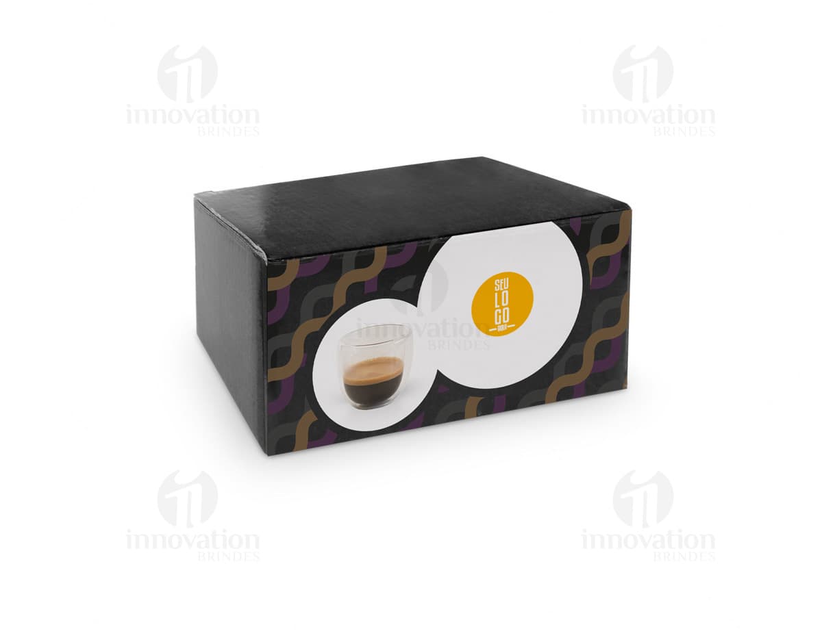 Conjunto de copos coloridos empilhados em uma mesa de madeira. Conjunto de copos coloridos empilhados em uma mesa de madeira.
