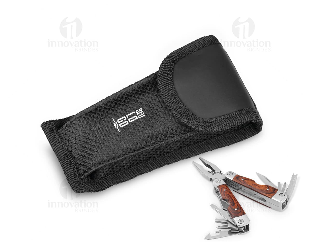 Caneta plástica esferográfica com tampa preta e ponta de metal. Caneta plástica esferográfica com tampa preta e ponta de metal.