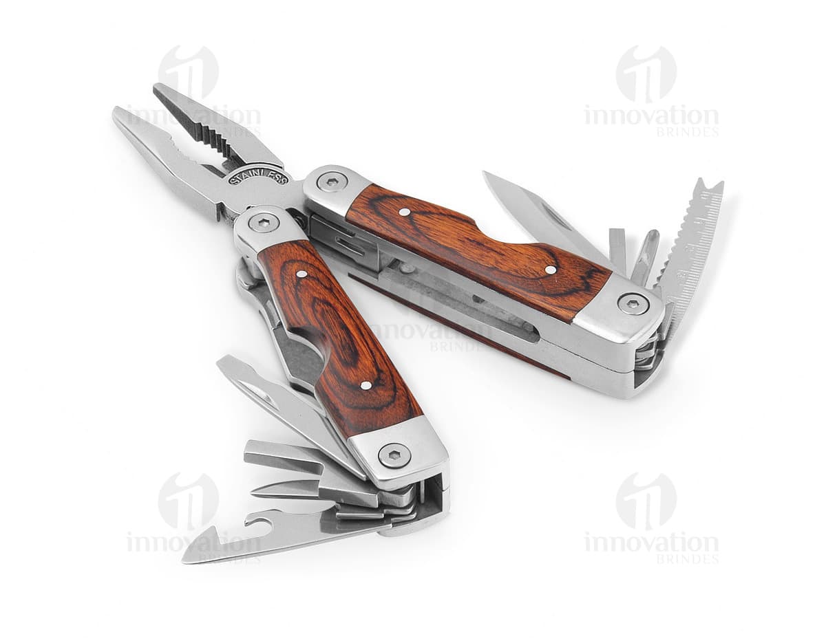 Alicate dobrável de metal prata, equipamento mecânico com mecanismo de abertura e fechamento. Objeto de trabalho ajustável, com cabo preto e corte afiado, ideal para reparos e uso industrial. Alicate dobrável de metal prata, equipamento mecânico com mecanismo de abertura e fechamento. Objeto de trabalho ajustável, com cabo preto e corte afiado, ideal para reparos e uso industrial.