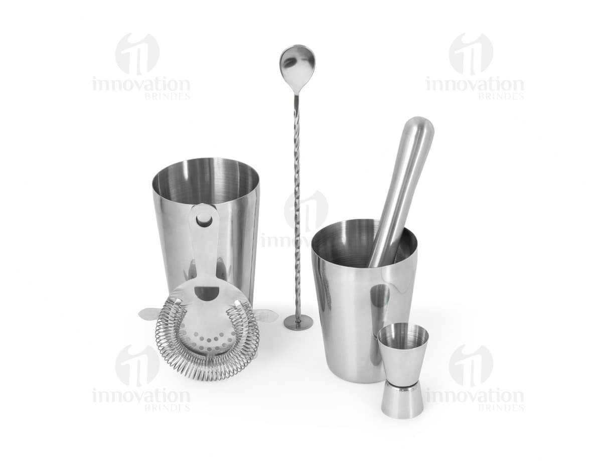 Porta Copo ou Garrafa Isotérmica em vidro transparente com acabamento em metal cromado. Porta Copo ou Garrafa Isotérmica em vidro transparente com acabamento em metal cromado.